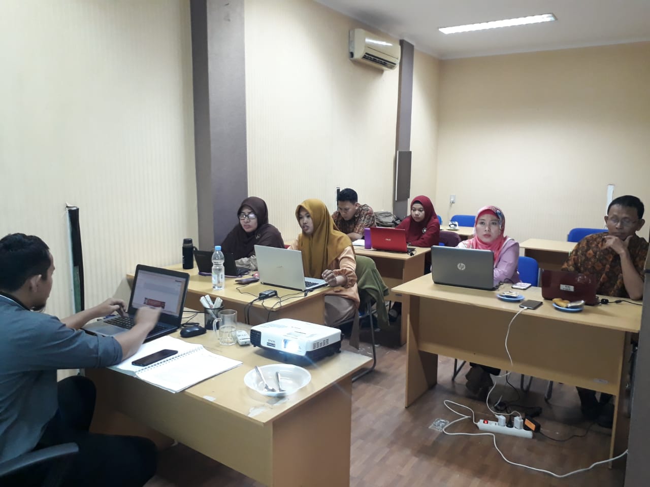 Training Basic FINA Software Akuntansi untuk Guru SMK di Jakarta 2 CSR PT. Imamatek untuk SMK khususnya jurusan akuntansi Gratis : Lisensi FINA Software Akuntansi, Pelatihan Guru, Sertifikat, dan meneruskan lowongan kerja.