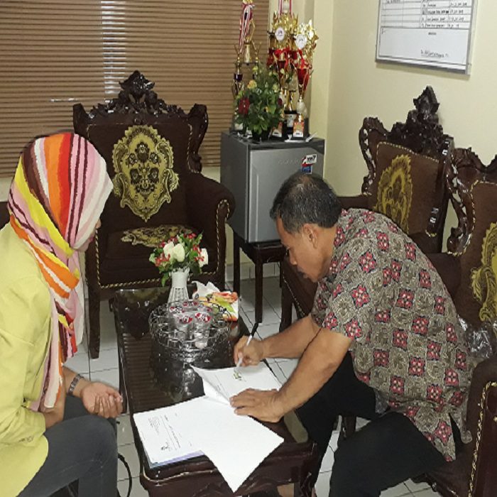 Penandatanganan MOU Imamatek dengan Kepala sekolah SMK Averus