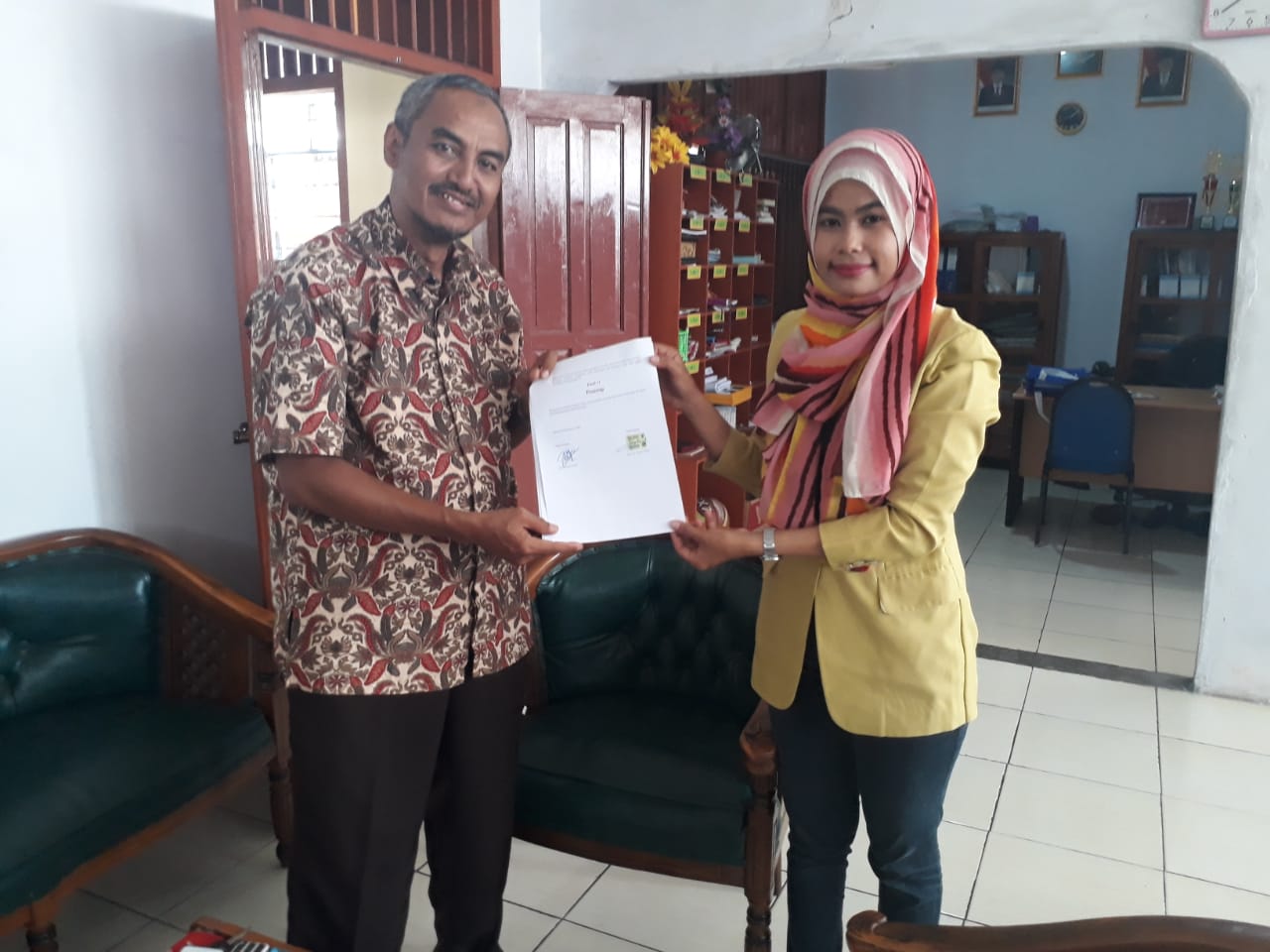Penandatanganan MOU Imamatek dengan Kepala sekolah SMK YPUI Jakarta
