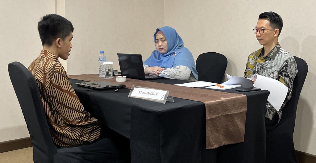 Tunanetra Pun Bisa Bekerja di Perusahaan Software 3 Wawancara Bayu Aji Firmansyah oleh Imamatek (Yuni Kartika dan Mas Agung Sachli)