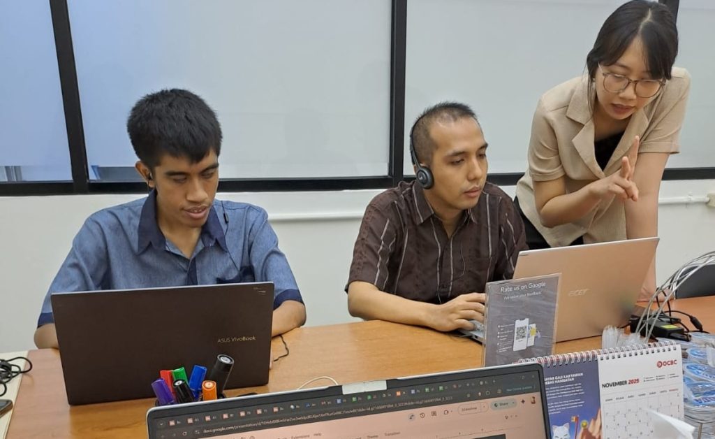 Tunanetra Pun Bisa Bekerja di Perusahaan Software 5 Bayu Aji Firmansyah dan Faza Fauzan sedang dilatih oleh Ni Kadek Dita menjadi seorang softare tester