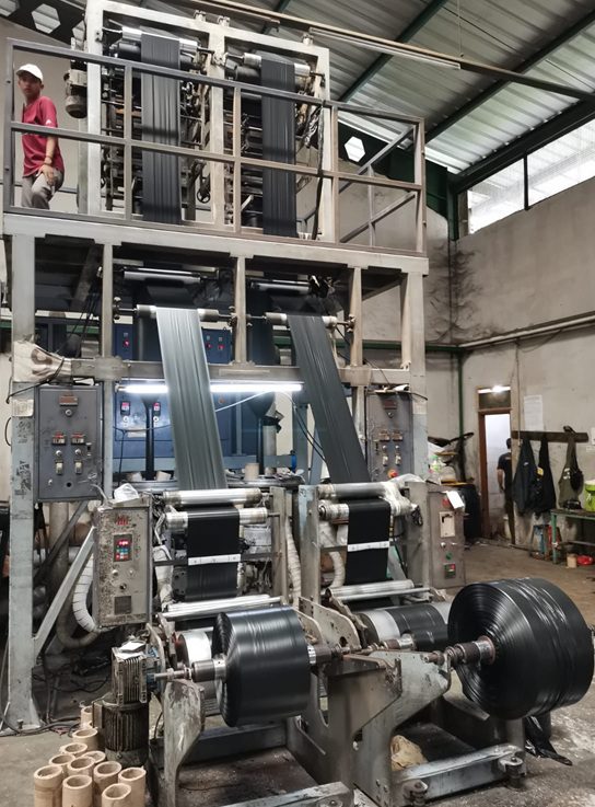 KOM Biz-A MES di PT Trimandiri Plastindo 3 Mesin produksi Trimandiri yang modern dan efisien